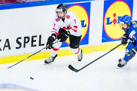 Schweiz Lara Stader jagas av Sveriges Johanna Olofsson