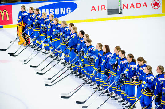 Sveriges spelare lyssnar på nationalsången