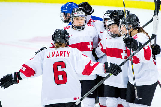 Schweiz firar Phoebe Stanz gjort 1-3