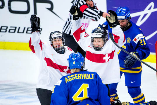 Schweiz firar Phoebe Stanz gjort 1-3
