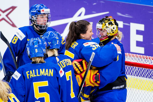 Sveriges målvakt Valentina Wallner kramar om målvakt Sara