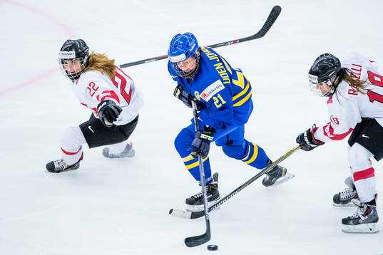 Sveriges Erica Udén Johansson bevakas av Schweiz Livia