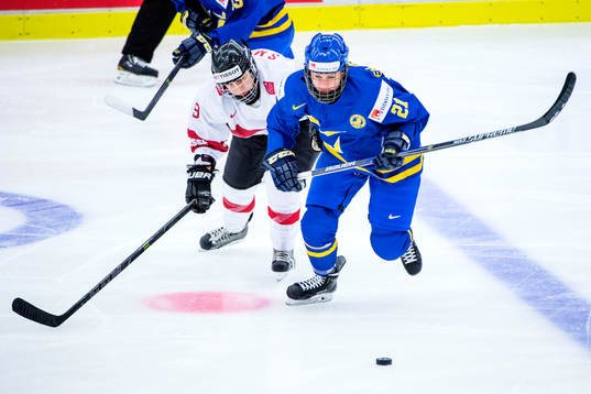 Sveriges Erica Udén Johansson jagas av Schweiz Stefanie
