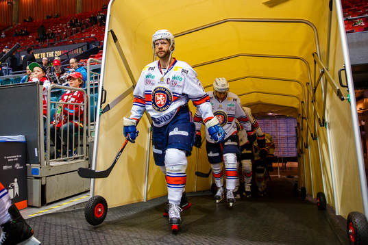 Växjös Tomi Kallio på väg till uppvärmningen