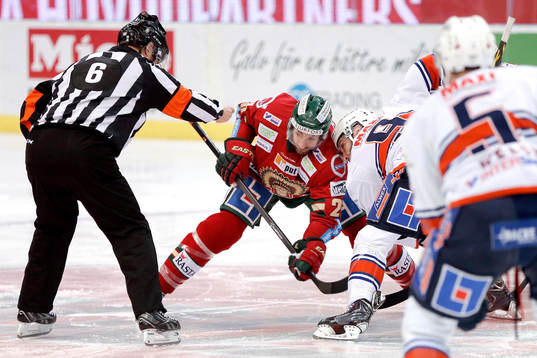 Frölundas Joel Lundqvist tekar med Växjös Josh Hennessy