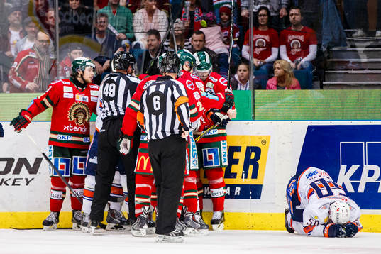 Växjös Erik Josefsson ligger på isen