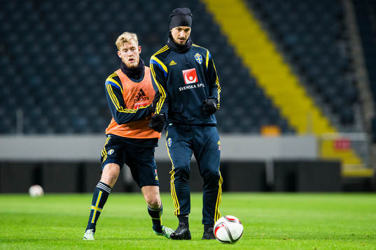 Sveriges Filip Helander och Zlatan Ibrahimovic och
