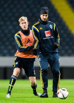 Sveriges Filip Helander och Zlatan Ibrahimovic och