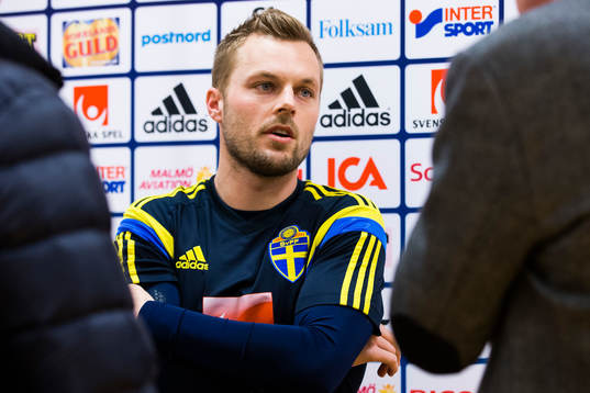 Sveriges Sebastian Larsson deltar i en pressträff