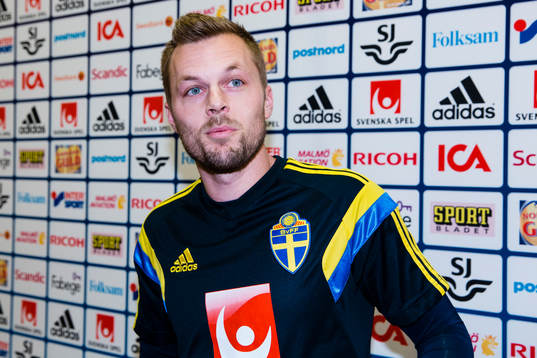 Sveriges Sebastian Larsson deltar i en pressträff