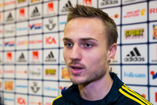 Sveriges Pierre Bengtsson deltar i en pressträff