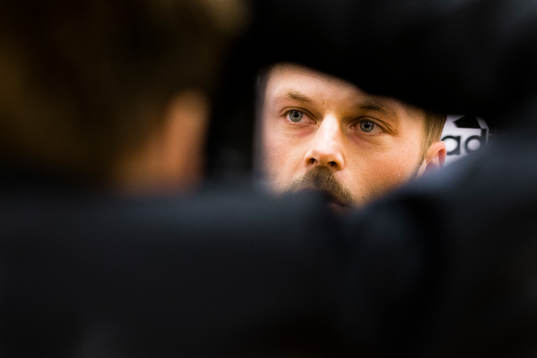 Sveriges Sebastian Larsson deltar i en pressträff