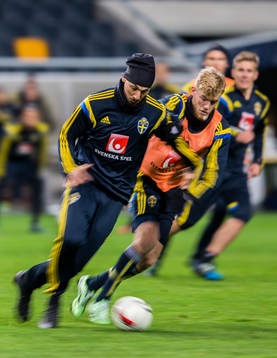 Sveriges Zlatan Ibrahimovic och Filip Helander