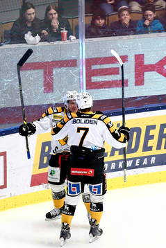 Skellefteås Erik Andersson och Kirill Kabanov jublar