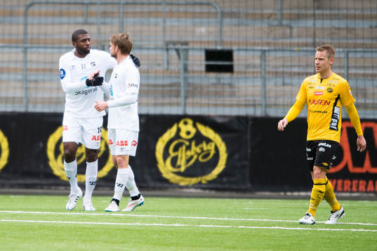ODDs Olivier Occéan jublar ihop med Ole Jørgen Halvorsen