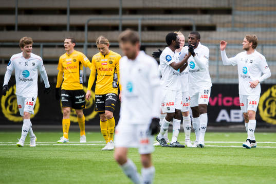 ODDs Olivier Occéan jublar ihop med övriga spelare