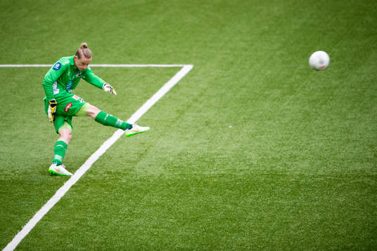 ODDs målvakt Sondre Rossbach sparkar ut bollen