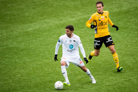 ODDs Fredrik Oldrup Jensen med Elfsborgs Viktor Prodell i