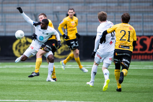 ODDs Olivier Occéan och Elfsborgs Anders Svensson i kamp