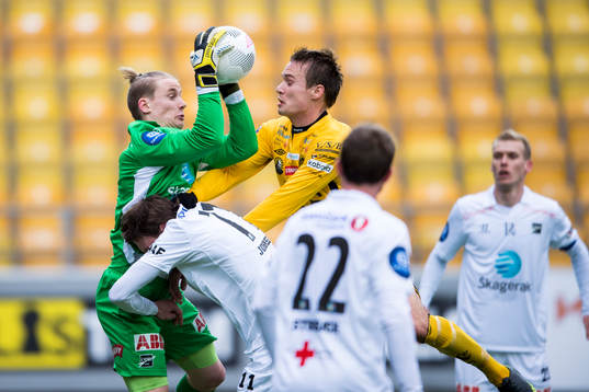 ODDs målvakt Sondre Rossbach tar ner bollen framför