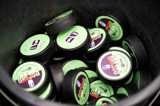 Internationella Ishockeyförbundets officiella puck i en