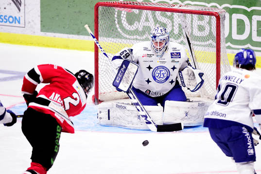 Malmö Redhawks Nils Andersson skjuter mot Leksands
