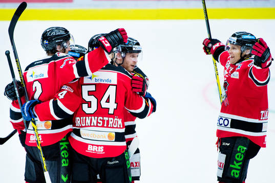 Malmö Redhawks Mathias Tjärnqvist jublar med lagkamraterna