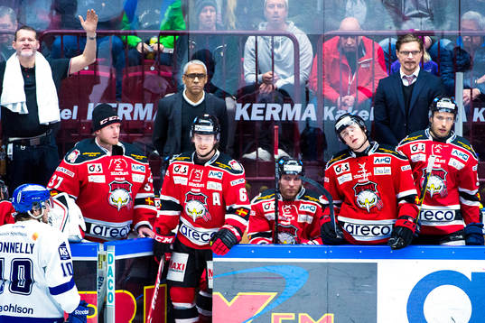 Malmö Redhawks spelare deppar på bänken