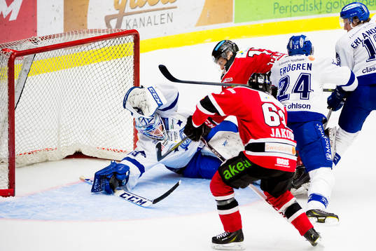 Malmö Redhawks Jens Jakobs gör det mål som sedan blir