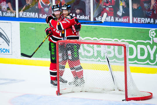 Malmö Redhawks Mathias Tjärnqvist kramas om av Stefan Warg
