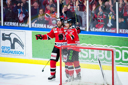 Malmö Redhawks Mathias Tjärnqvist kramas om av Stefan Warg