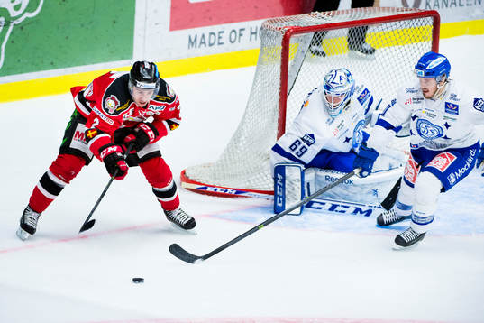 Malmö Redhawks Nils Andersson oroar framför Leksands