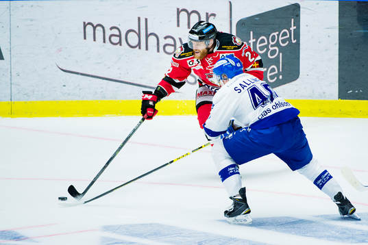 Malmö Redhawks Jeremias Augustin jagas av Leksands Tomi