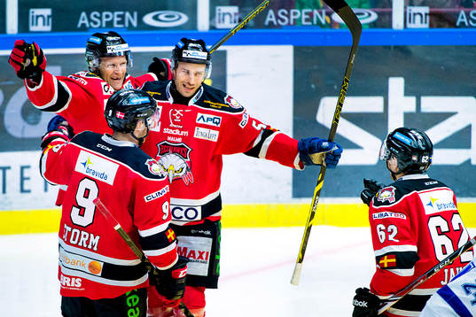 Malmö Redhawks Mathias Tjärnqvist jublar med lagkamraterna