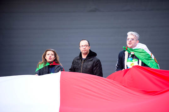 Demonstranter som demonsterar mot regimen i Iran