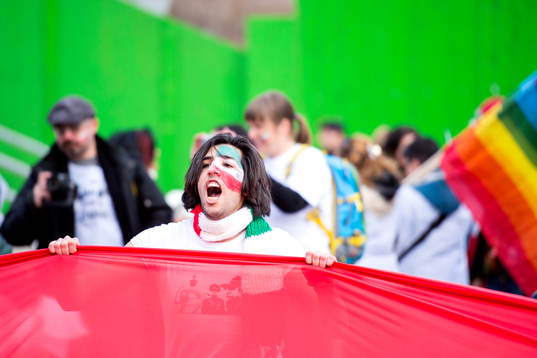 Demonstranter som demonsterar mot regimen i Iran