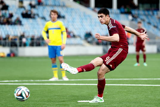Rysslands Ramil Sheidaev gör mål och 0-2 på straff