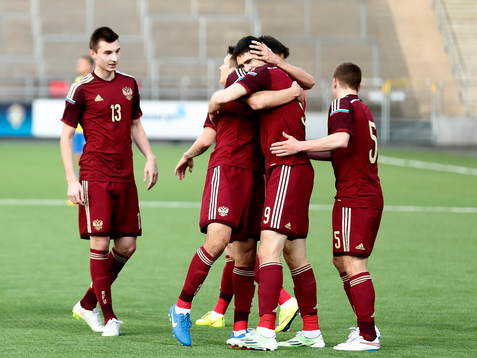 Rysslands Ramil Sheidaev jublar med sina lagkamrater,