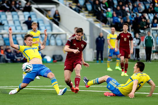 Rysslands Aleksei Gasilin gör 1-0-målet mellan Sveriges