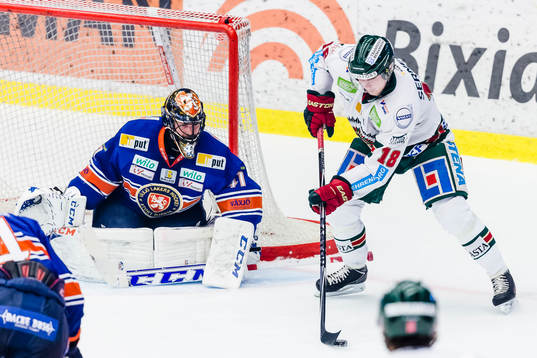 Frölundas Anton Blidh oroar framför Växjös målvakt