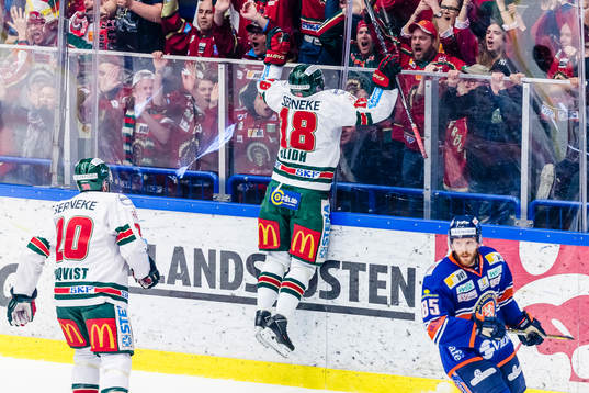 Frölundas Anton Blidh firar framför fansen