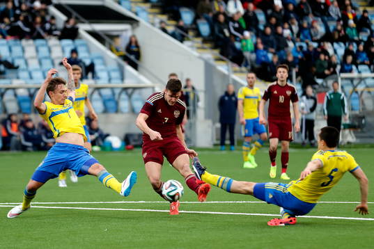 Rysslands Aleksei Gasilin gör 1-0-målet mellan Sveriges