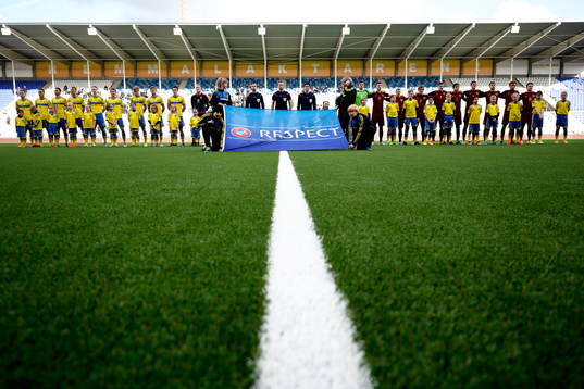 Sverige och Ryssland står uppställda med flaggan Respect