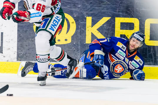 Växjös Tomi Kallio faller