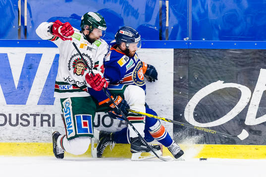 Frölundas Christoffer Persson i kamp Växjös Liam Reddox