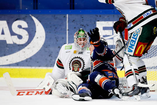 Växjös Erik Josefsson krockar med Frölundas målvakt