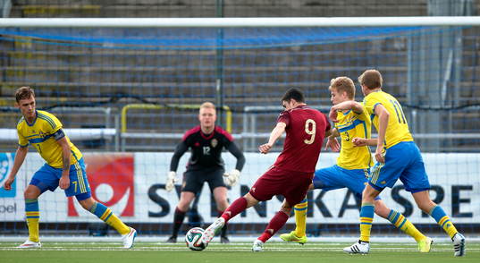 Rysslands Ramil Sheidaev gör mål  1-3