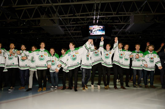 Spelarna tackar sina supporters
