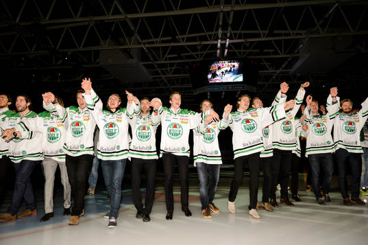 Spelarna tackar sina supporters
