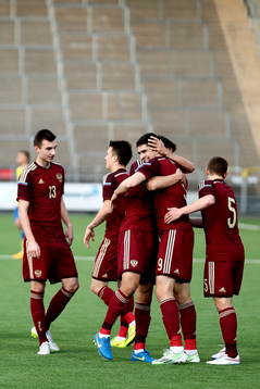 Rysslands Ramil Sheidaev jublar med sina lagkamrater,